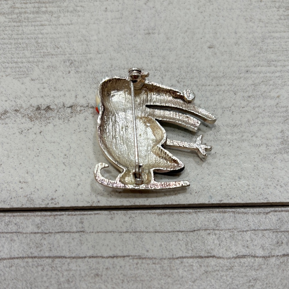Vintage Chirstmas Penguin Holiday Wishes Skating Christmas Retro Broch Pin - Picture 5 of 5